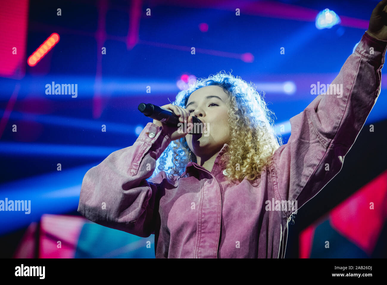 Zurigo, Svizzera. 22nd, novembre 2019. Il Norvegese cantante e cantautore Emma Steinbakken esegue un concerto dal vivo durante la Energy Star notte 2019 al Hallenstadion di Zurigo. (Photo credit: Gonzales foto - Tilman Jentzsch). Foto Stock