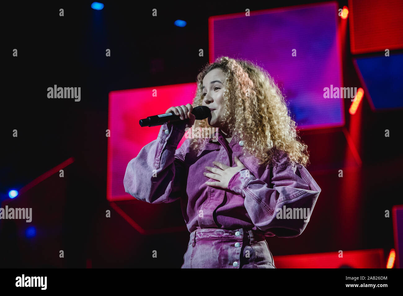 Zurigo, Svizzera. 22nd, novembre 2019. Il Norvegese cantante e cantautore Emma Steinbakken esegue un concerto dal vivo durante la Energy Star notte 2019 al Hallenstadion di Zurigo. (Photo credit: Gonzales foto - Tilman Jentzsch). Foto Stock