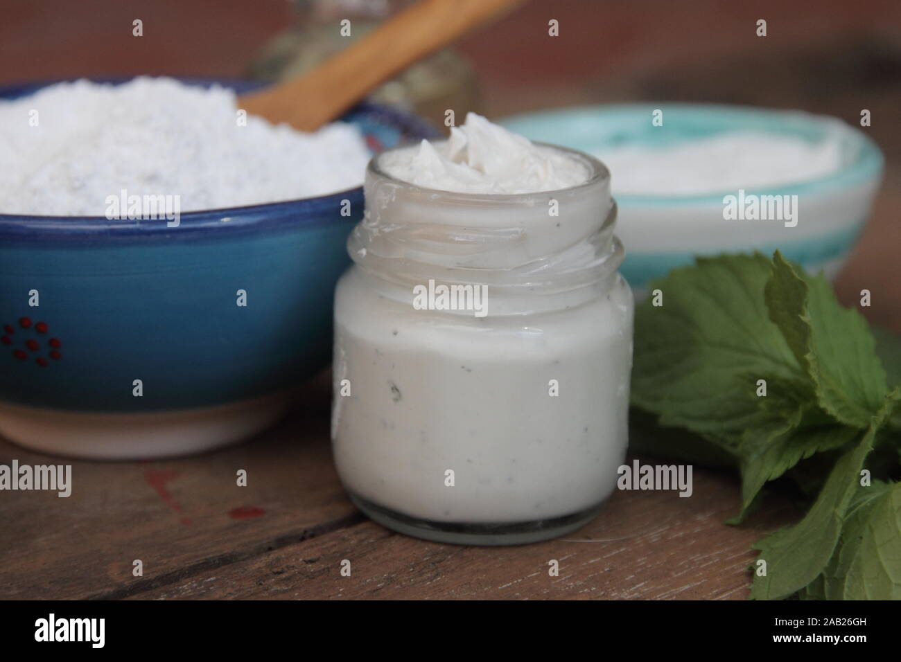 Organici e prodotti naturali fatti in casa per la preparazione di una pasta dentifricia Foto Stock