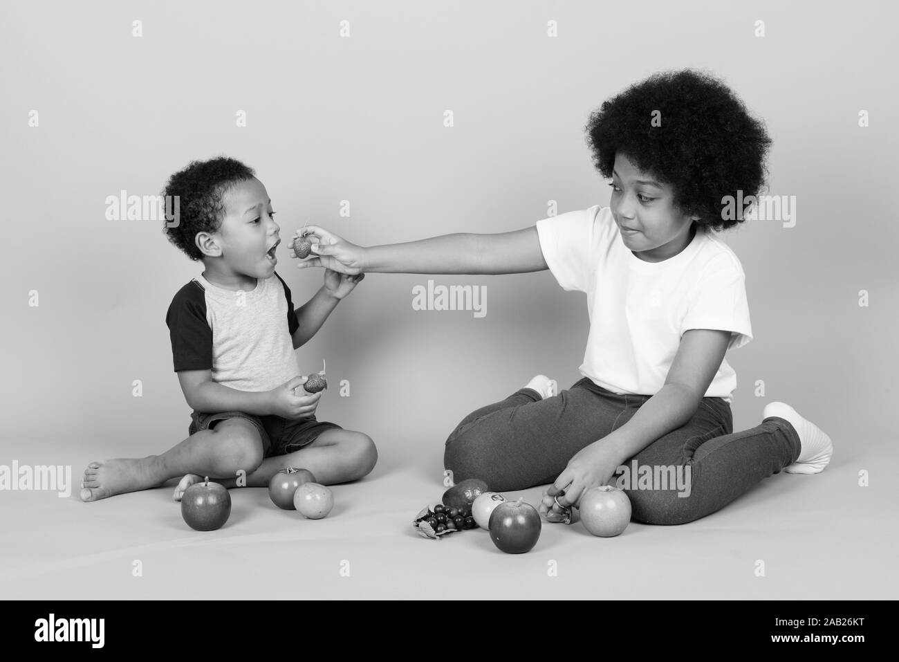 I giovani simpatici fratelli africani insieme in bianco e nero Foto Stock