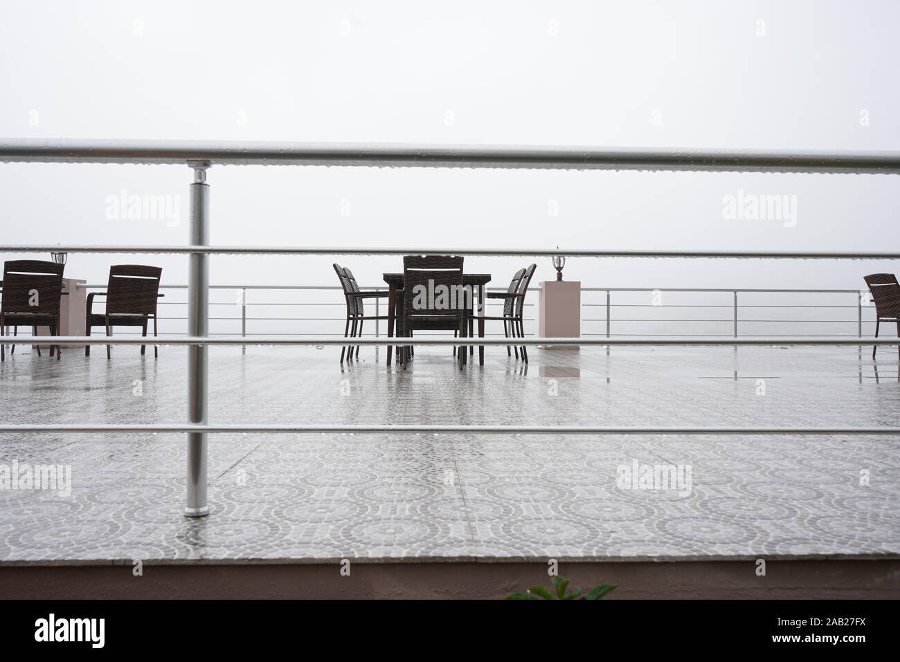 Locale vuoto caffetteria o ristorante all'aperto sulla montagna con la nebbia meteo. Foto Stock