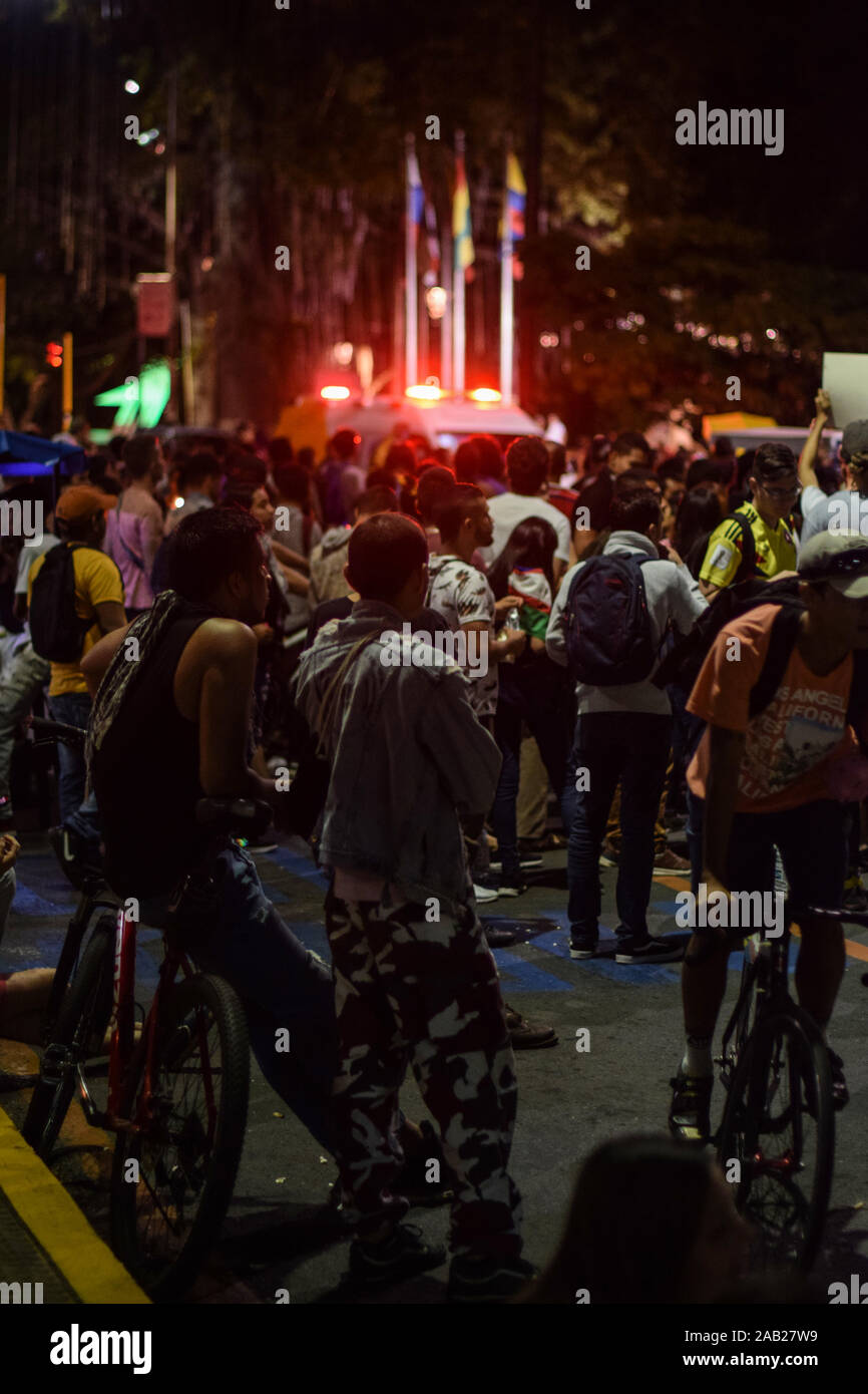 Proteste pacifiche continuare a tre giorni dopo la nationwide strike in Cali, Colombia, domenica, nov. 24, 2019. Foto Stock