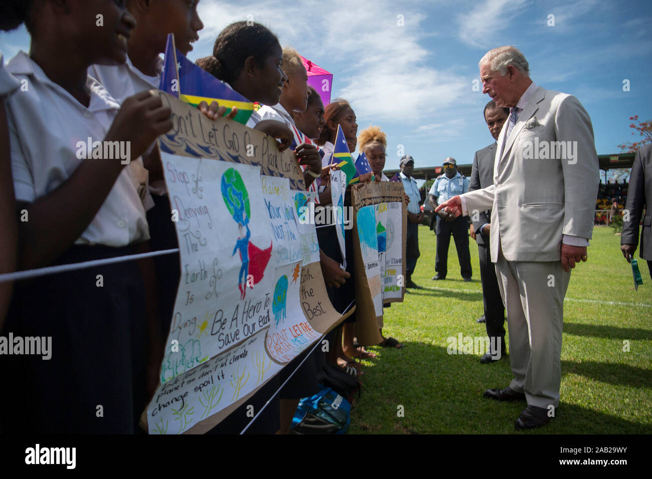 Il Principe di Galles saluta i membri del pubblico durante un evento della comunità incentrate su oceani al Lawson Tama Stadium di Honiara, durante il giorno e tre del royal visita alle isole Salomone. Foto di PA. Picture Data: lunedì 25 novembre, 2019. Vedere PA storia ROYAL Charles. Foto di credito dovrebbe leggere: Victoria Jones/filo PA Foto Stock
