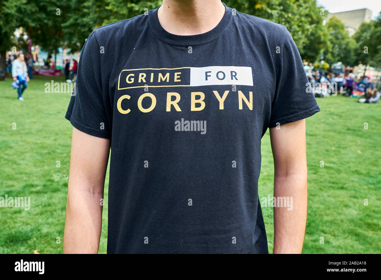 Un manifestante indossa una sporcizia per Corbyn T-shirt è raffigurato in un anti austerità marcia di protesta e nel rally di Bristol. Bristol, Regno Unito, 9 settembre, 2017 Foto Stock