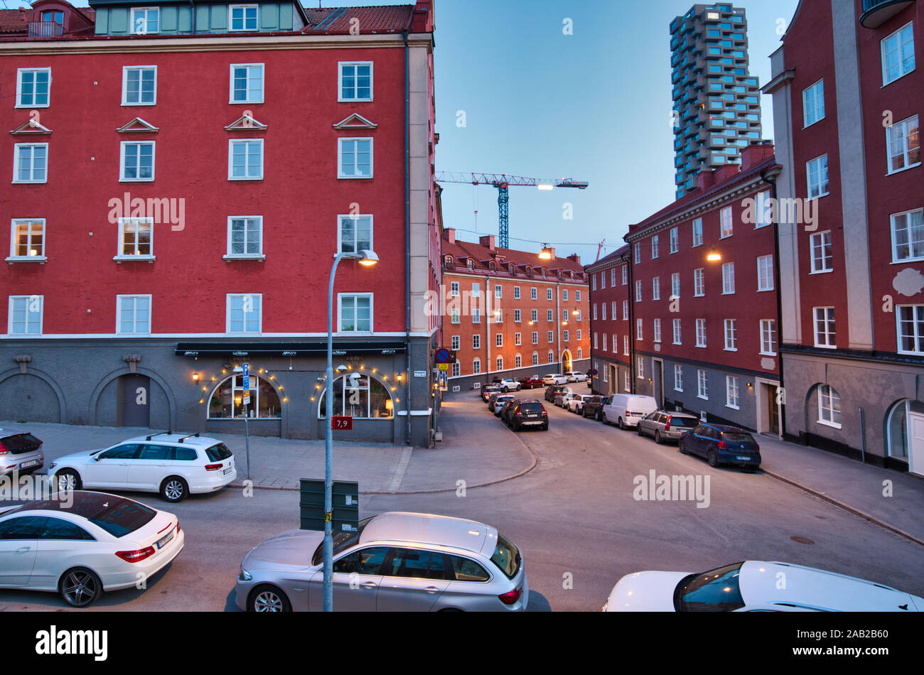 Appartamenti Residenziali e blocchi di alloggiamento e in background Norra Tornen grattacielo residenziale, Vasastaden, Stoccolma, Svezia Foto Stock