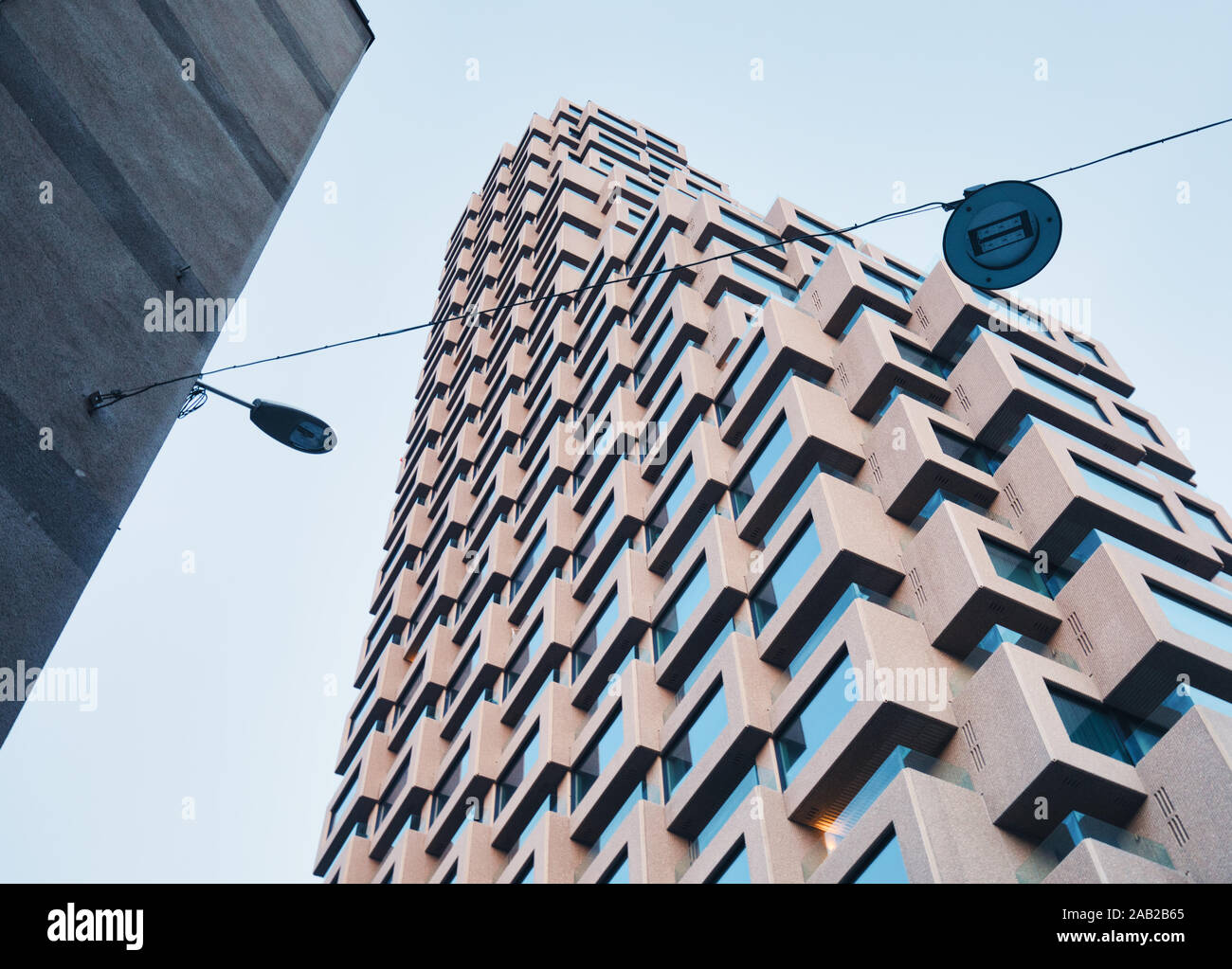 Bassa angolazione Norra Tornen grattacielo, Vasastaden, Norrmalm, Stoccolma, Svezia Foto Stock