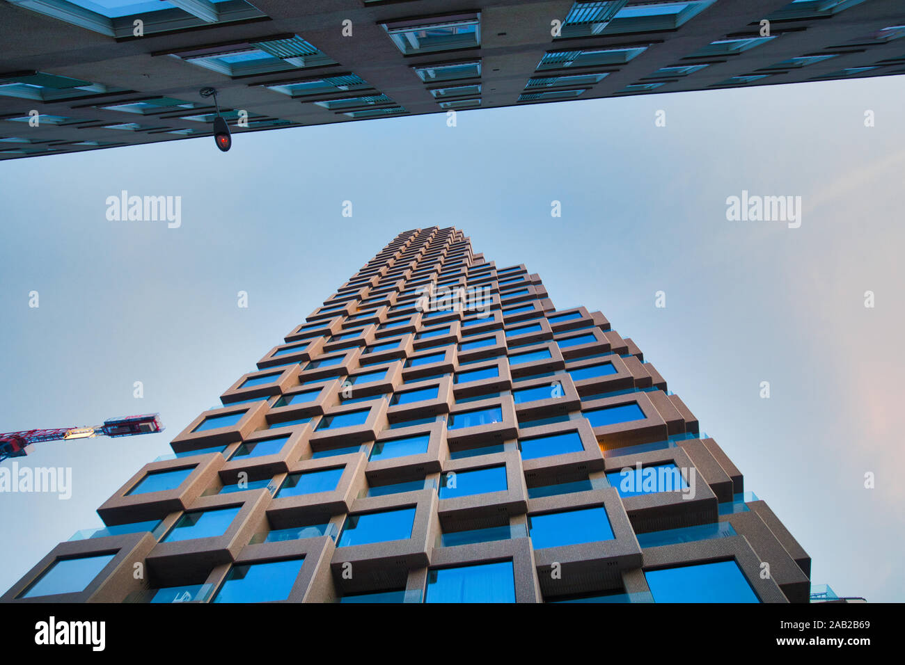 Bassa angolazione Norra Tornen grattacielo e edificio confinanti, Vasastaden, Norrmalm, Stoccolma, Svezia Foto Stock