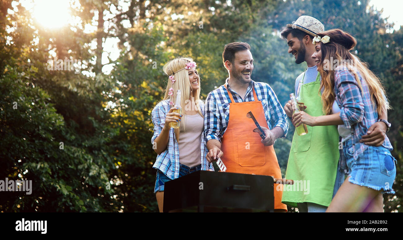 Gli amici sorseggiando il barbecue party e divertimento compresi Foto Stock