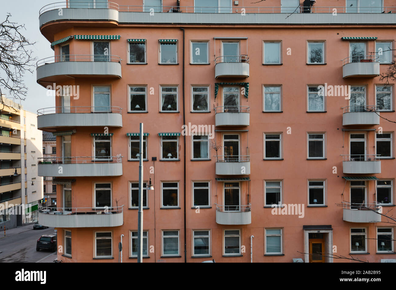 Balconi e finestre di blocco di appartamenti con lampade in windows, Stoccolma, Svezia Foto Stock