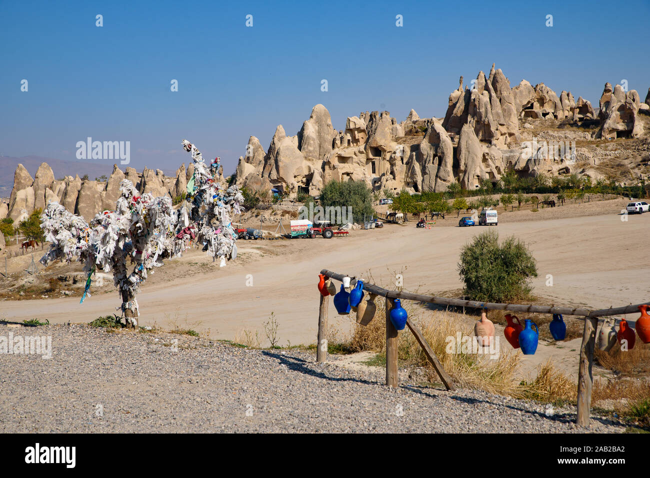 Ceramica e formazioni rocciose della montagna creste e valli e pinnacoli al parco nazionale di Göreme, Cappadocia, Turchia Foto Stock