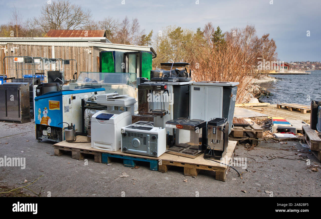 Vecchi frigoriferi e attrezzature elettriche in attesa di essere raccolti, isola di Fjaderholmarna, arcipelago di Stoccolma, Svezia Foto Stock