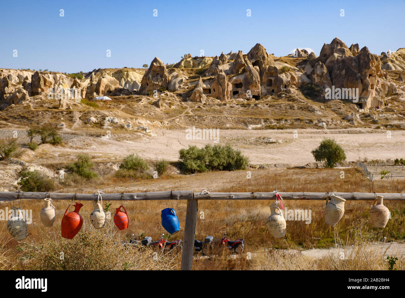 Ceramica e formazioni rocciose della montagna creste e valli e pinnacoli al parco nazionale di Göreme, Cappadocia, Turchia Foto Stock