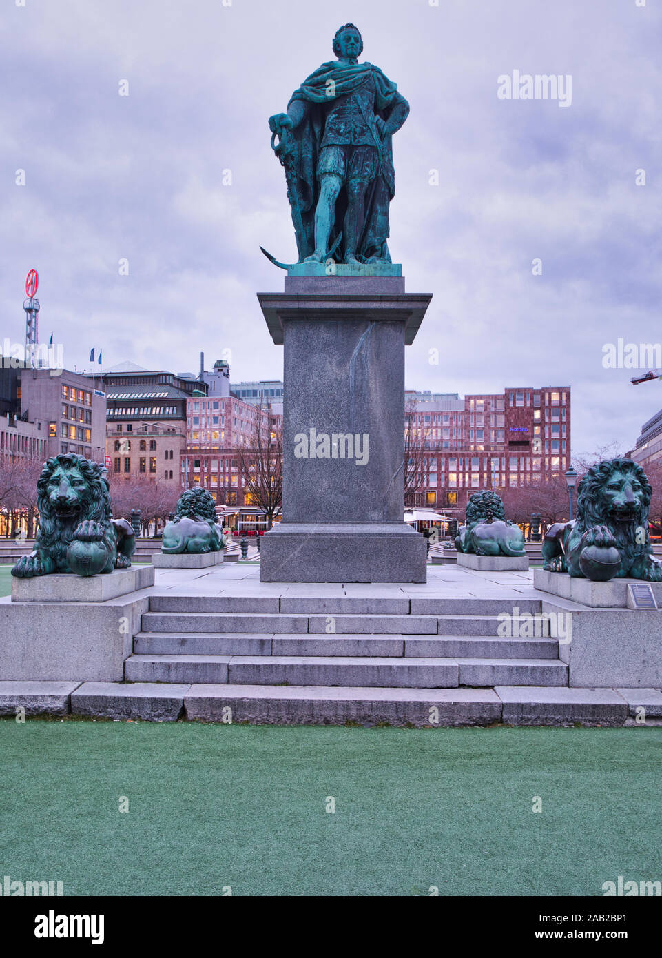 Statua di re Carlo XIII e 4 leoni, Kungstradgarden, Stoccolma, Svezia Foto Stock