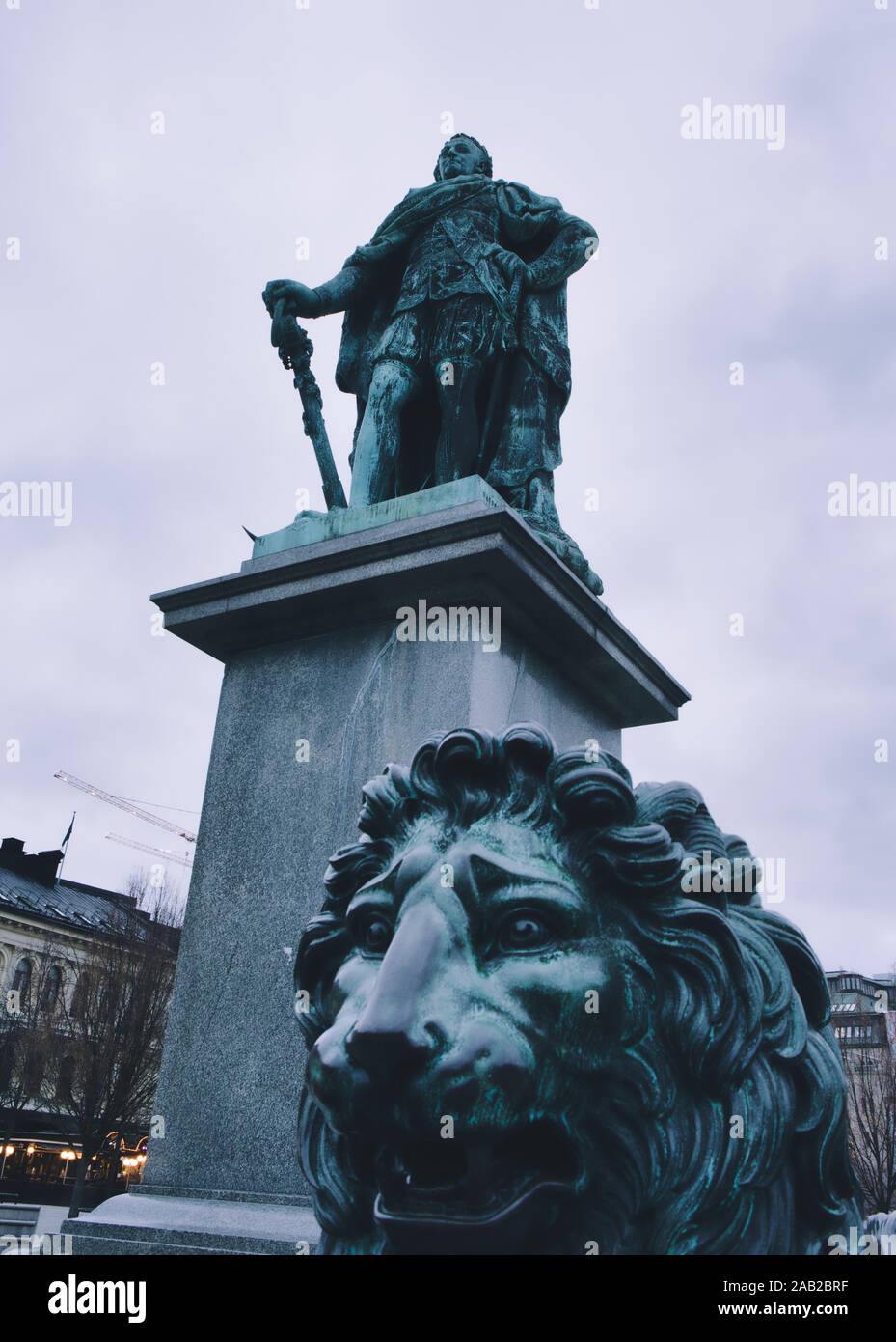 Statua del Re svedese Carlo XIII e un leone, Kungstradgarden, Stoccolma, Svezia Foto Stock