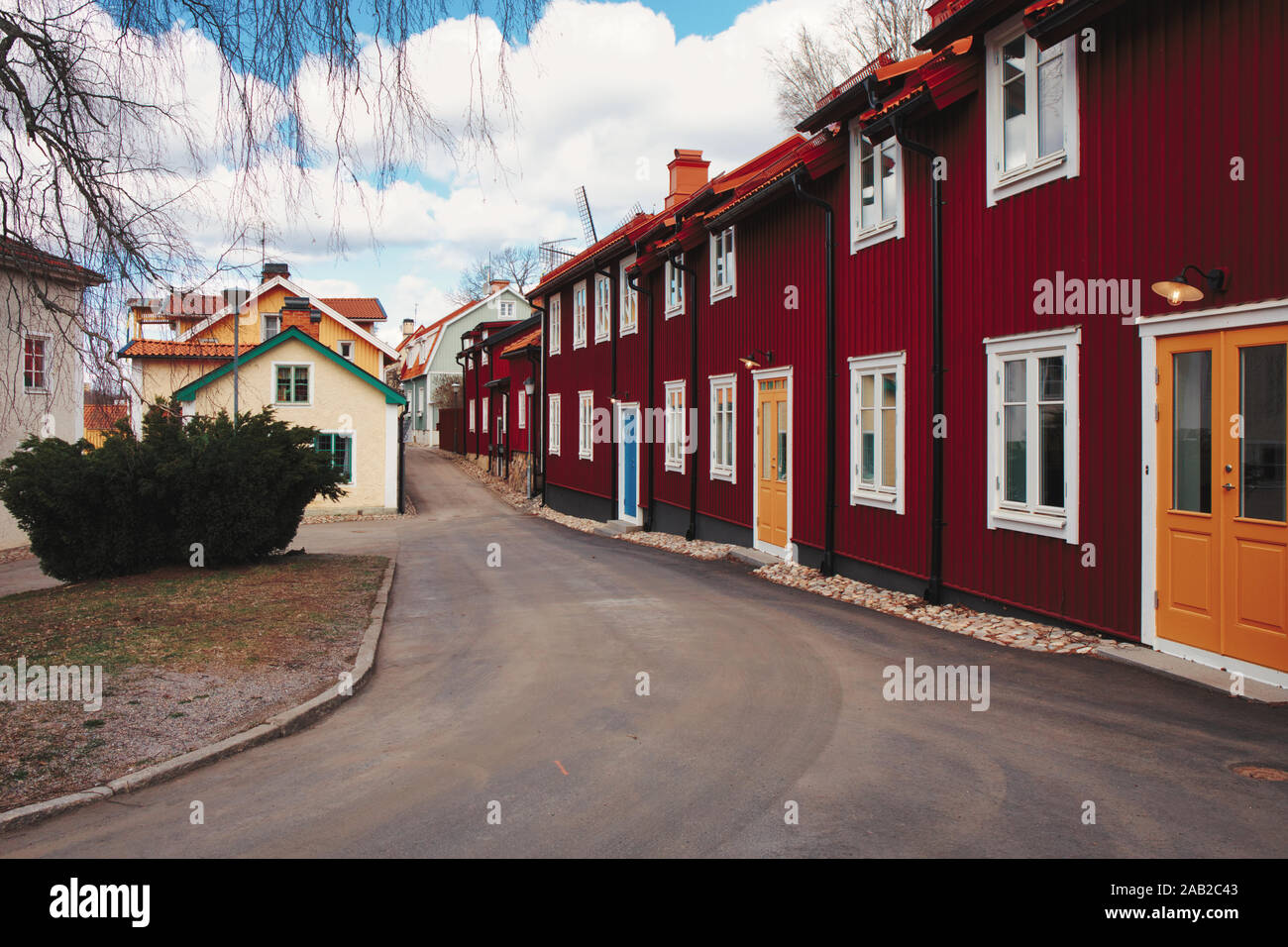 Strada di legname falu rosso case, Strangnas, Contea di Sodermanland, Svezia Foto Stock