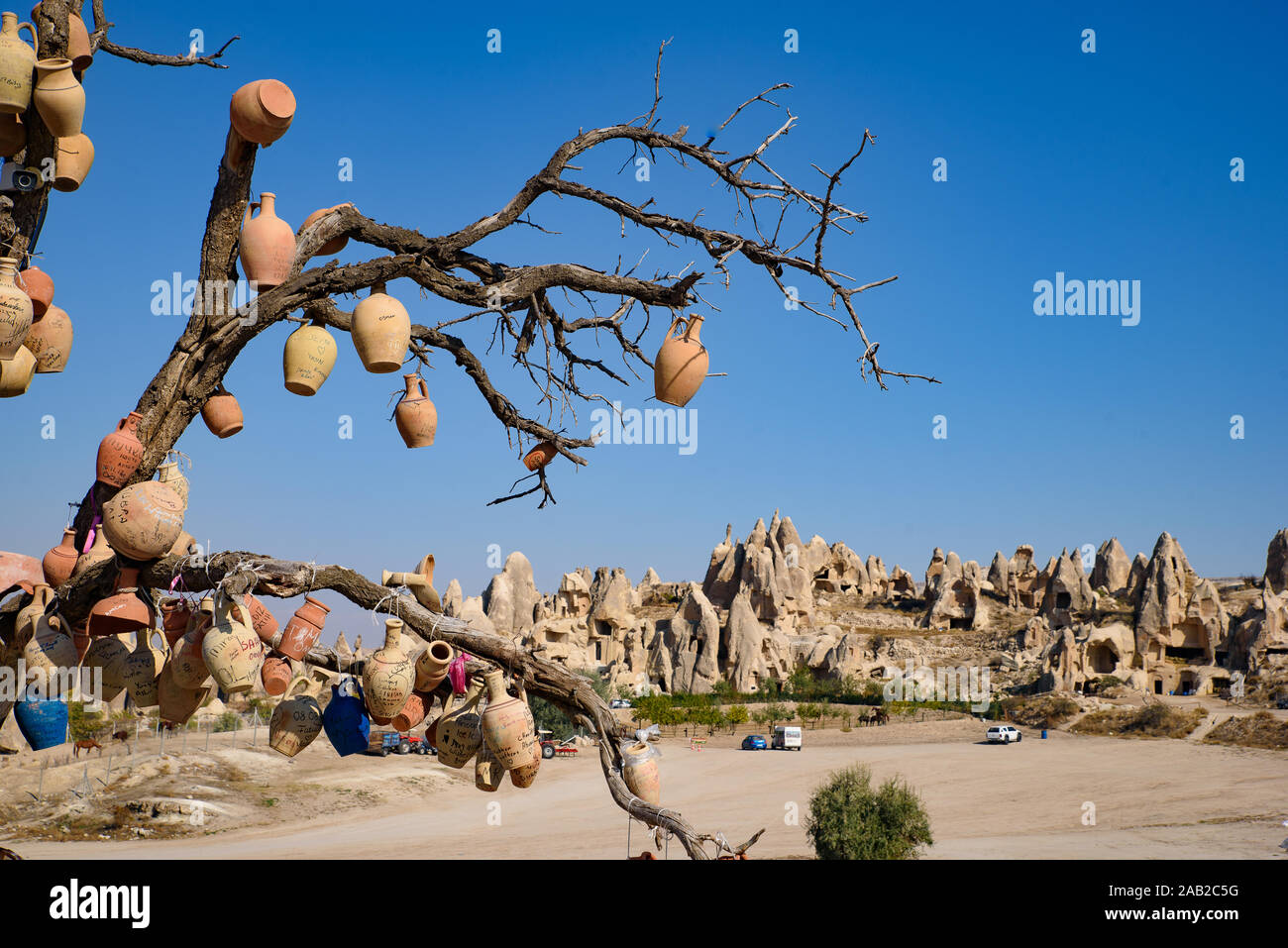 Ceramica e formazioni rocciose della montagna creste e valli e pinnacoli al parco nazionale di Göreme, Cappadocia, Turchia Foto Stock