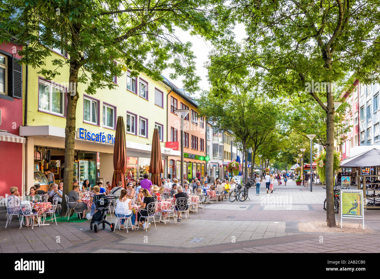 Gelateria alla parte pedonale della Hauptstrasse, la strada principale di Kehl, Germania, con le persone che si godono i tavoli all'esterno. Foto Stock