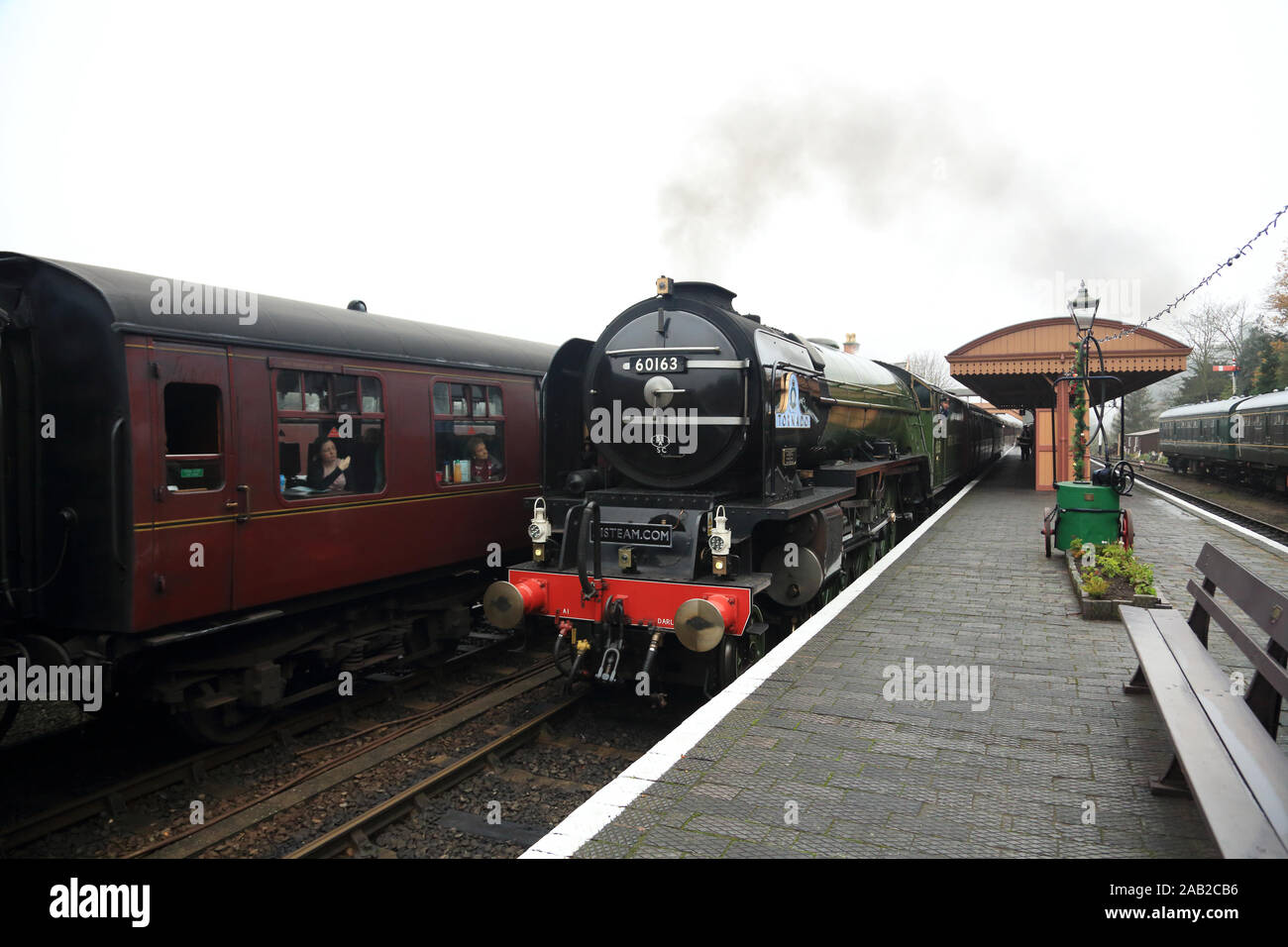 Peppe A1 Pacific n. 60163 Tornado locomotiva a vapore che arrivano alla stazione di Baja Sardinia in Severn Valley Railway, Inghilterra, Regno Unito. Foto Stock