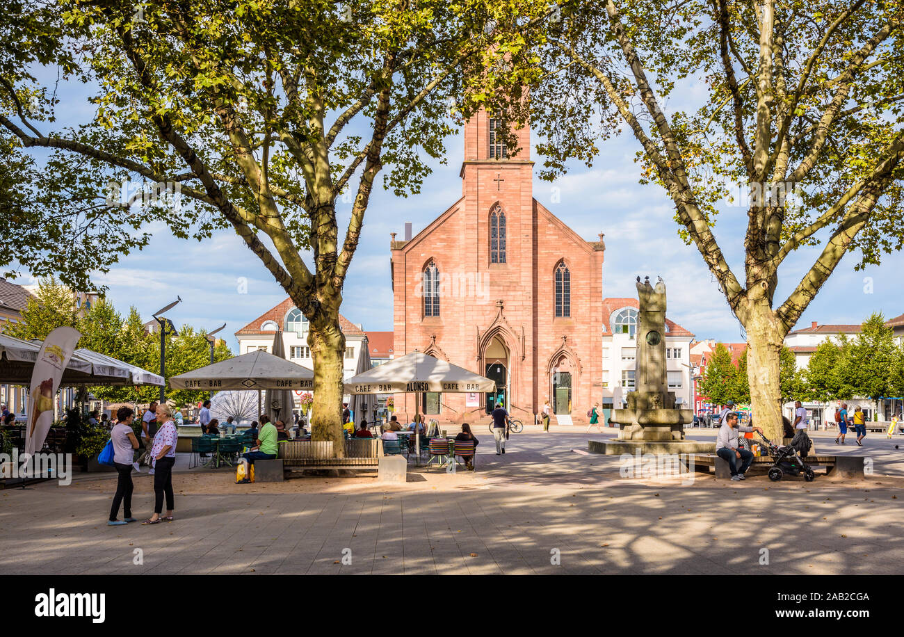La Friedenskirche fu costruito nel 1817 sulla Marktplatz, una grande piazza pedonale a Kehl, Germania con caffetterie lungo la strada e piano di vecchi alberi. Foto Stock