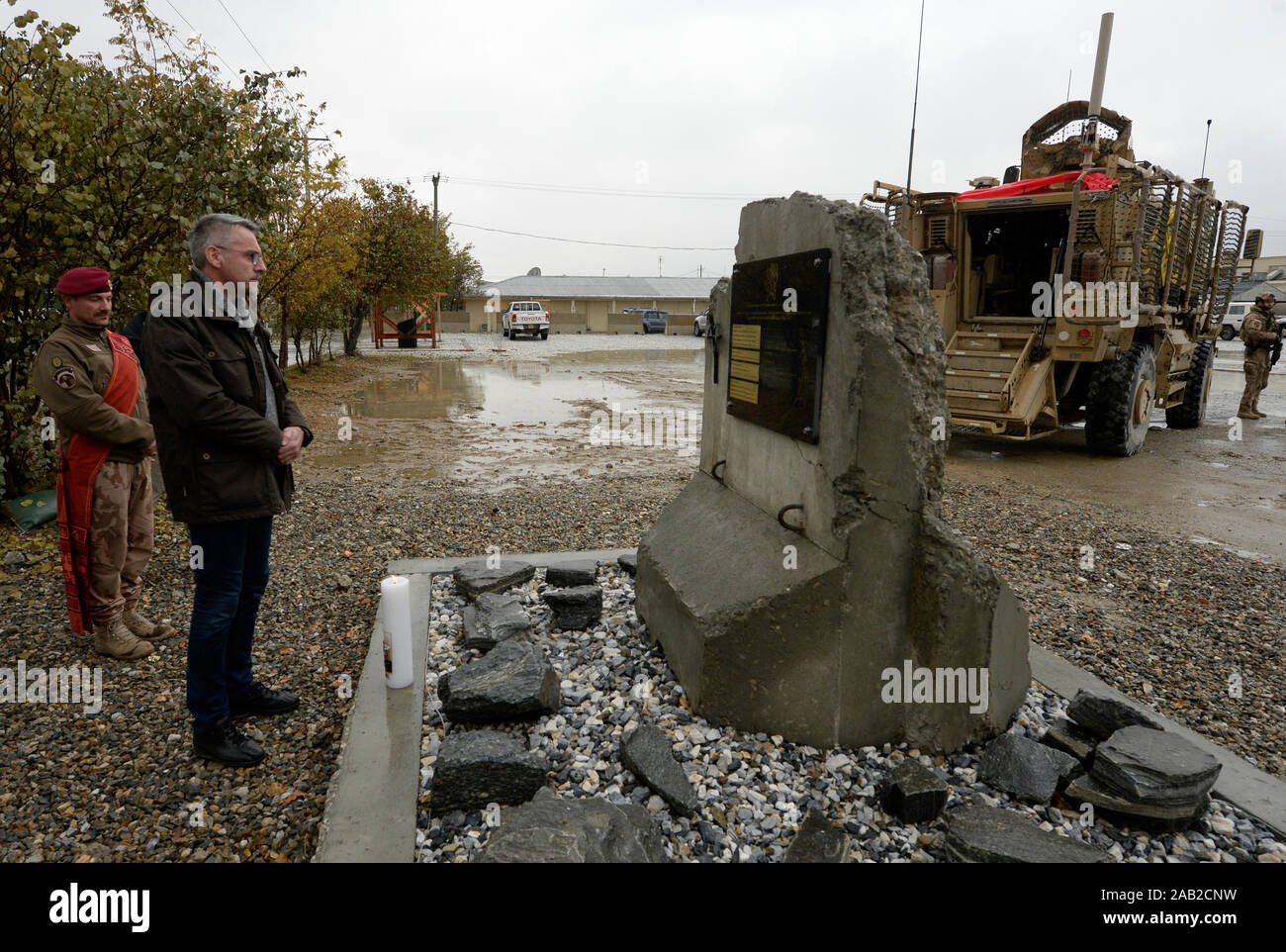 Bagram, Afghanistan. 22 Novembre, 2019. Ceca Ministro della difesa Lubomir Metnar (per ANO), la seconda da sinistra, pagato una visita alla Repubblica ceca truppe in Afghanistan il venerdì e il Sabato, 22-23 novembre 2019, durante la quale ha incontrato il Comandante del Bagram allied base, pagato rispetto ai morti soldati ceca (foto) e ha dato il Natale presente alla Repubblica ceca truppe. Credito: Michal Krumphanzl/CTK foto/Alamy Live News Foto Stock