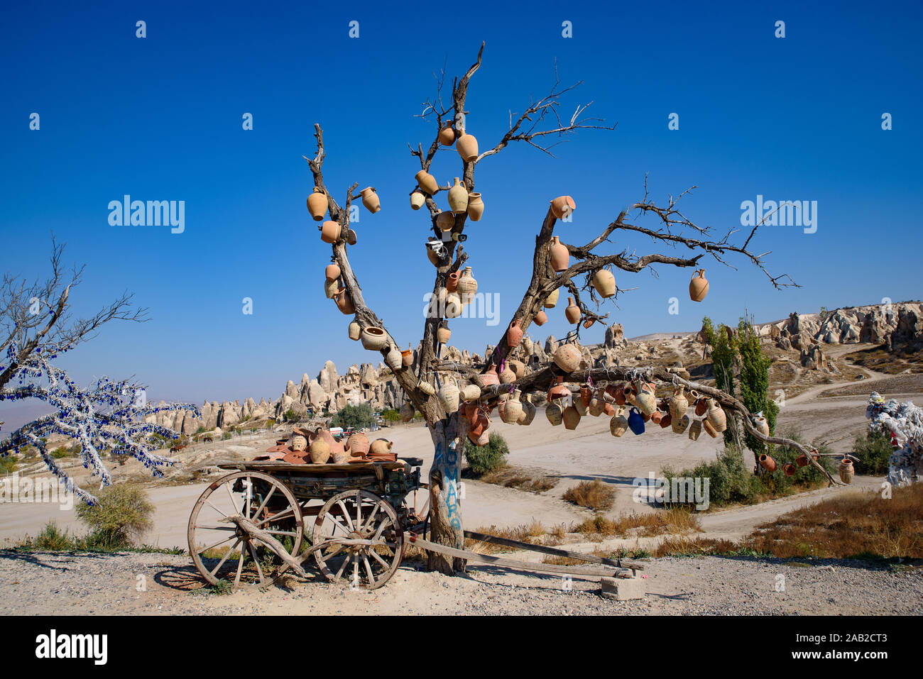 Ceramica e formazioni rocciose della montagna creste e valli e pinnacoli al parco nazionale di Göreme, Cappadocia, Turchia Foto Stock