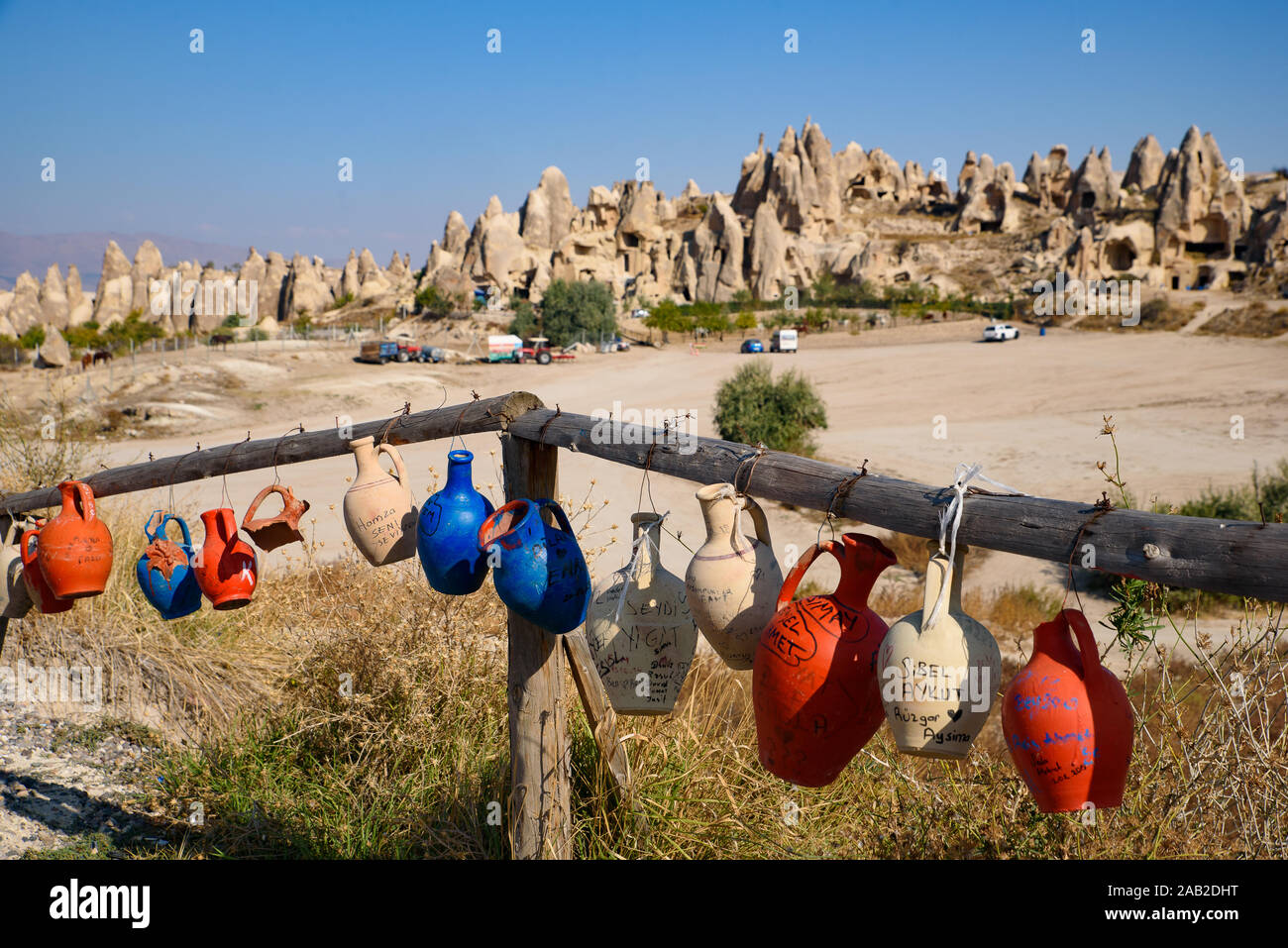 Ceramica e formazioni rocciose della montagna creste e valli e pinnacoli al parco nazionale di Göreme, Cappadocia, Turchia Foto Stock