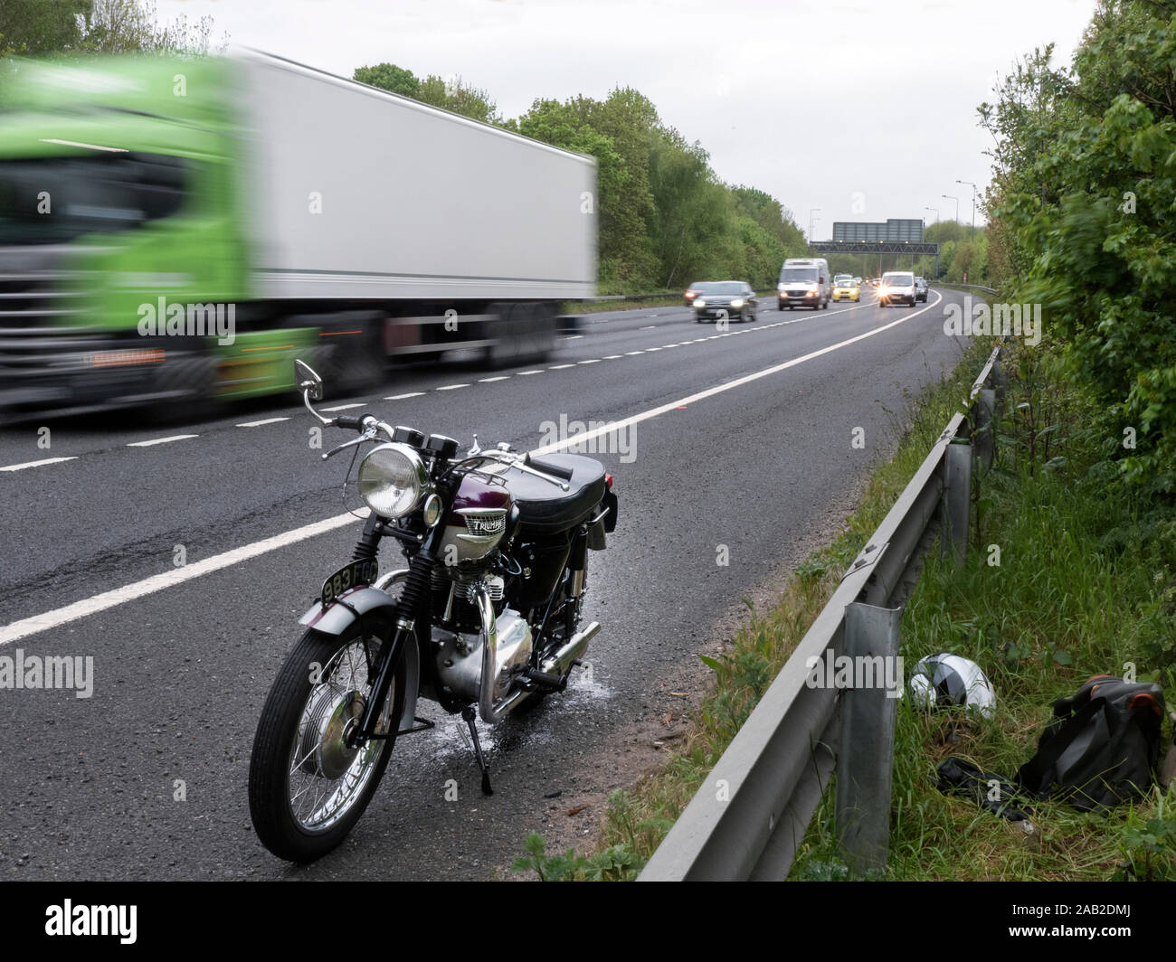 Trionfo classica motocicletta essendo recuperato da una AA patrolman sulla A2 Kent REGNO UNITO Foto Stock