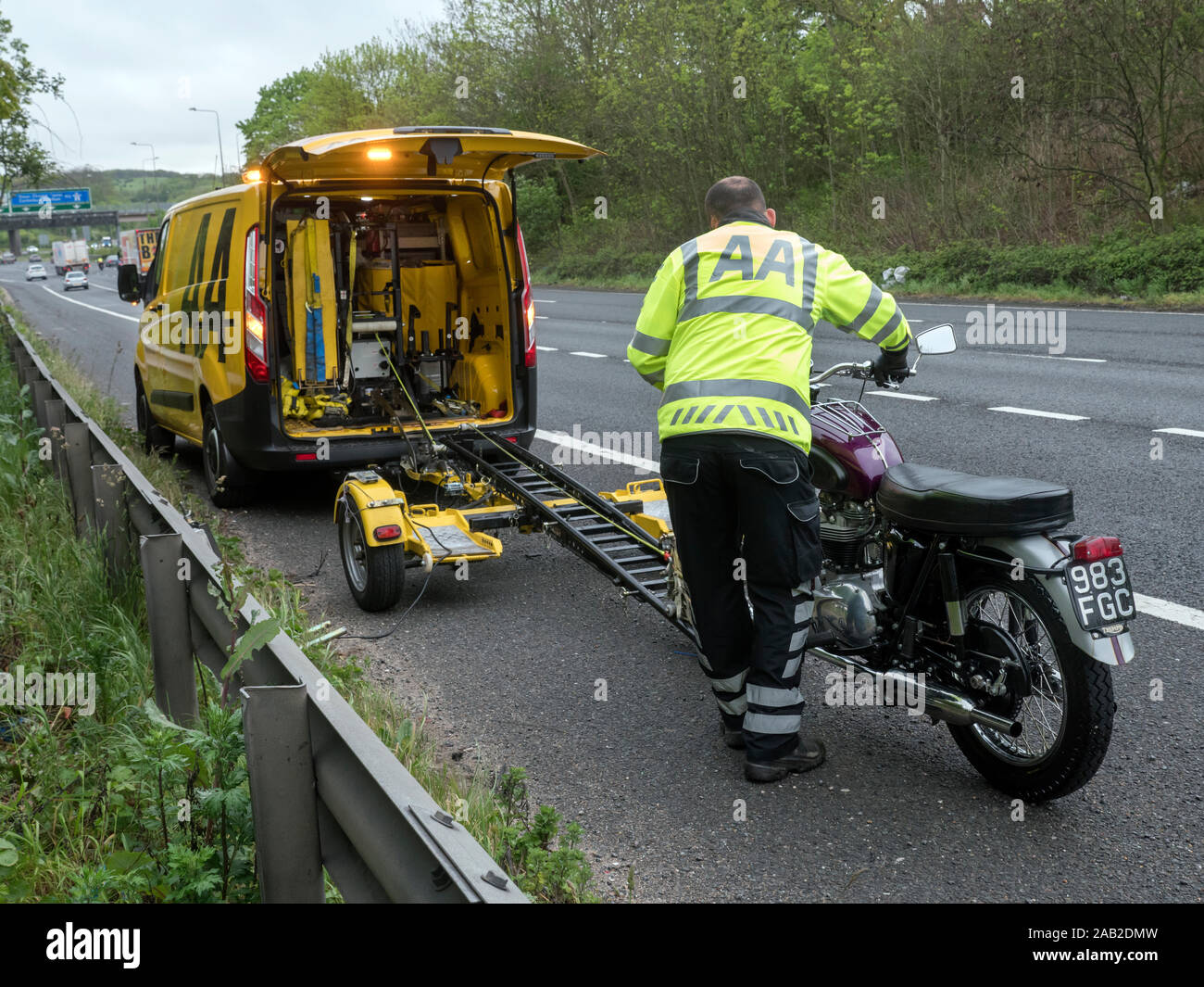 Trionfo classica motocicletta essendo recuperato da una AA patrolman sulla A2 Kent REGNO UNITO Foto Stock