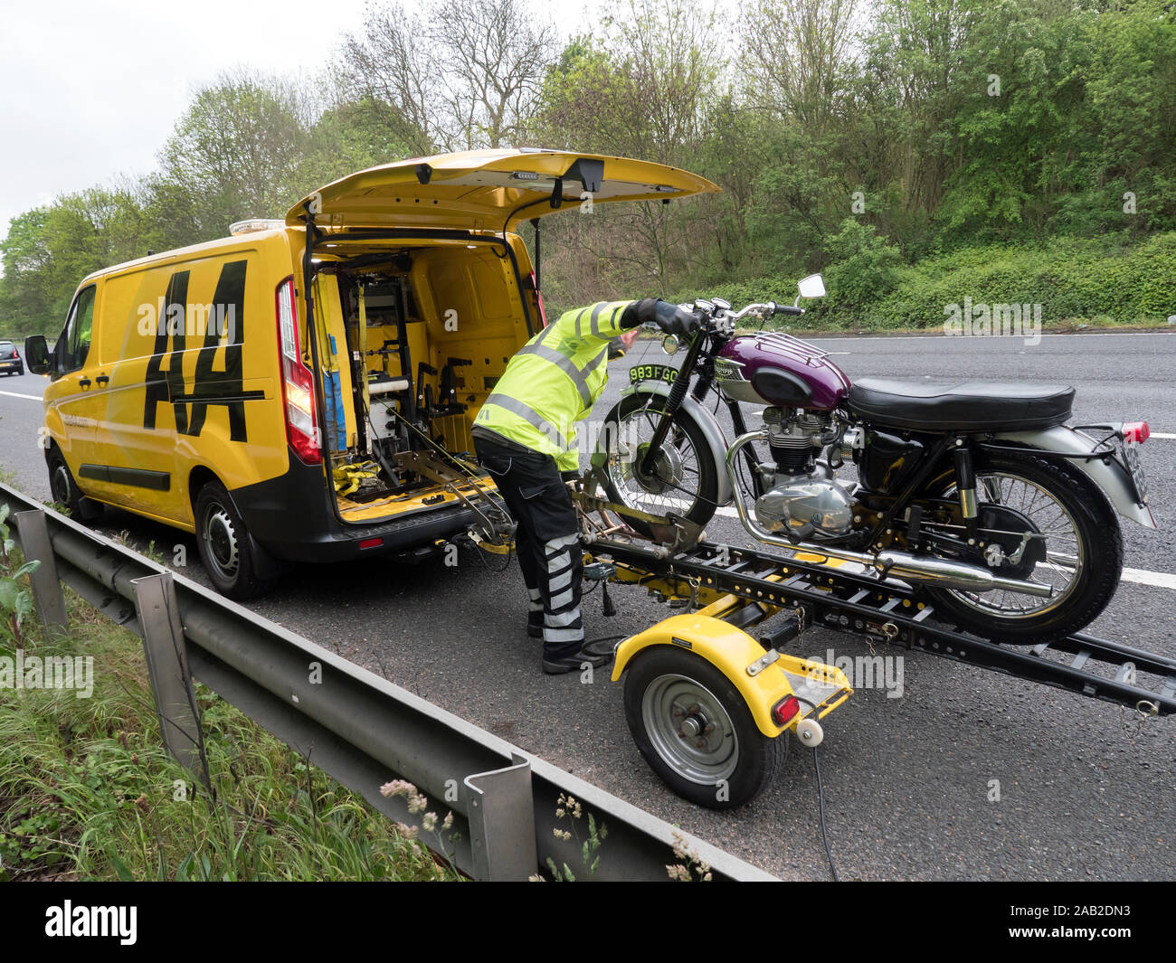 Trionfo classica motocicletta essendo recuperato da una AA patrolman sulla A2 Kent REGNO UNITO Foto Stock