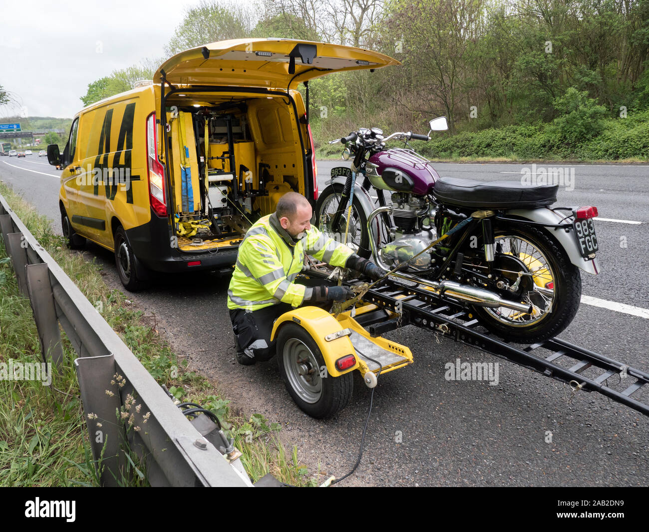 Trionfo classica motocicletta essendo recuperato da una AA patrolman sulla A2 Kent REGNO UNITO Foto Stock