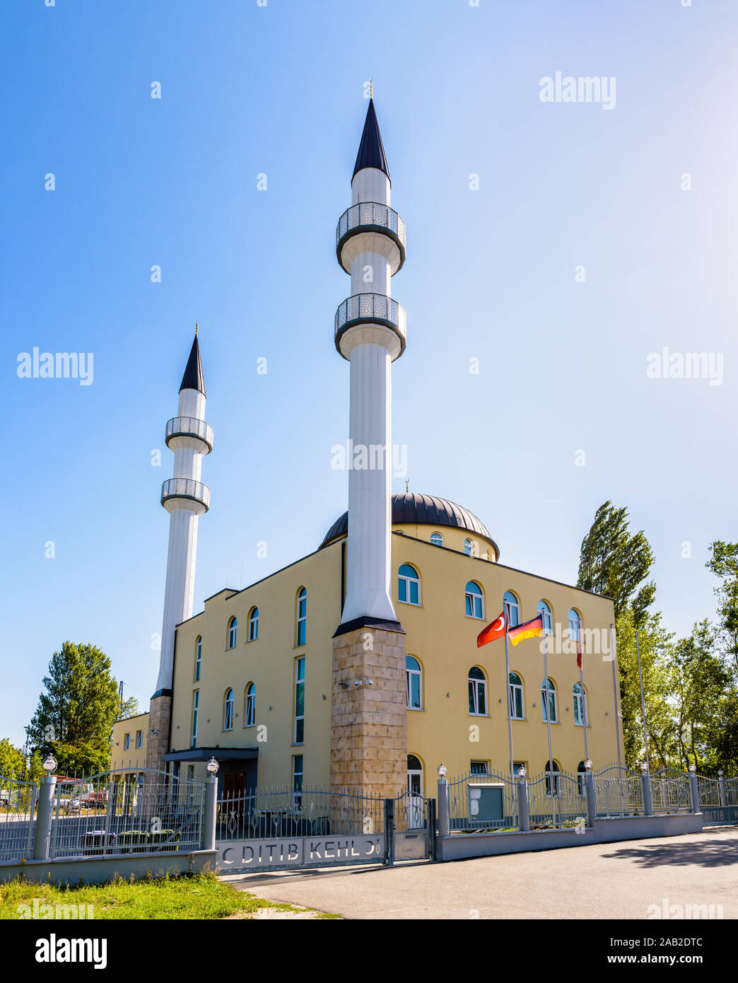 Kehl Moschea centrale è una moschea turca con due grandi minareti e una cupola builtin 2007 dalla DITIB a Kehl, Germania. Foto Stock