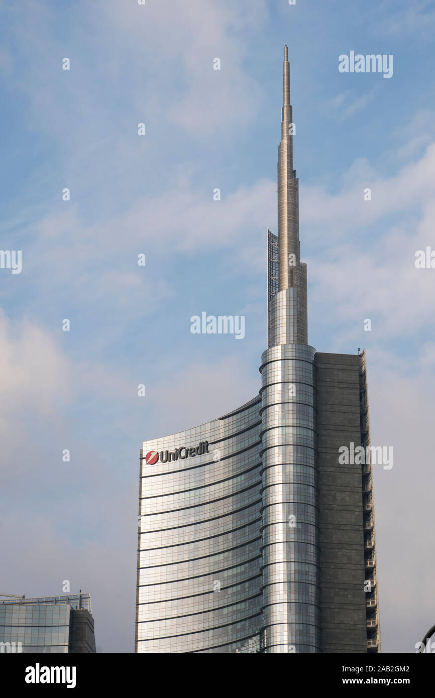 Grattacielo a Milano (Italia), il quartier generale di Unicredit Banca uffici, progettato da César Pelli, con sullo sfondo di un cielo nuvoloso. Foto Stock