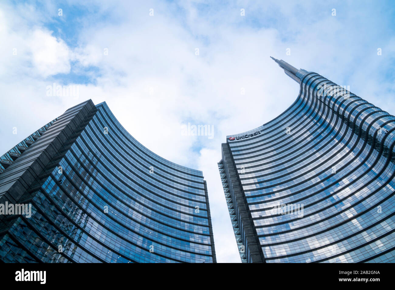 Grattacielo a Milano (Italia), il quartier generale di Unicredit Banca uffici, progettato da César Pelli, con sullo sfondo di un cielo nuvoloso. Foto Stock