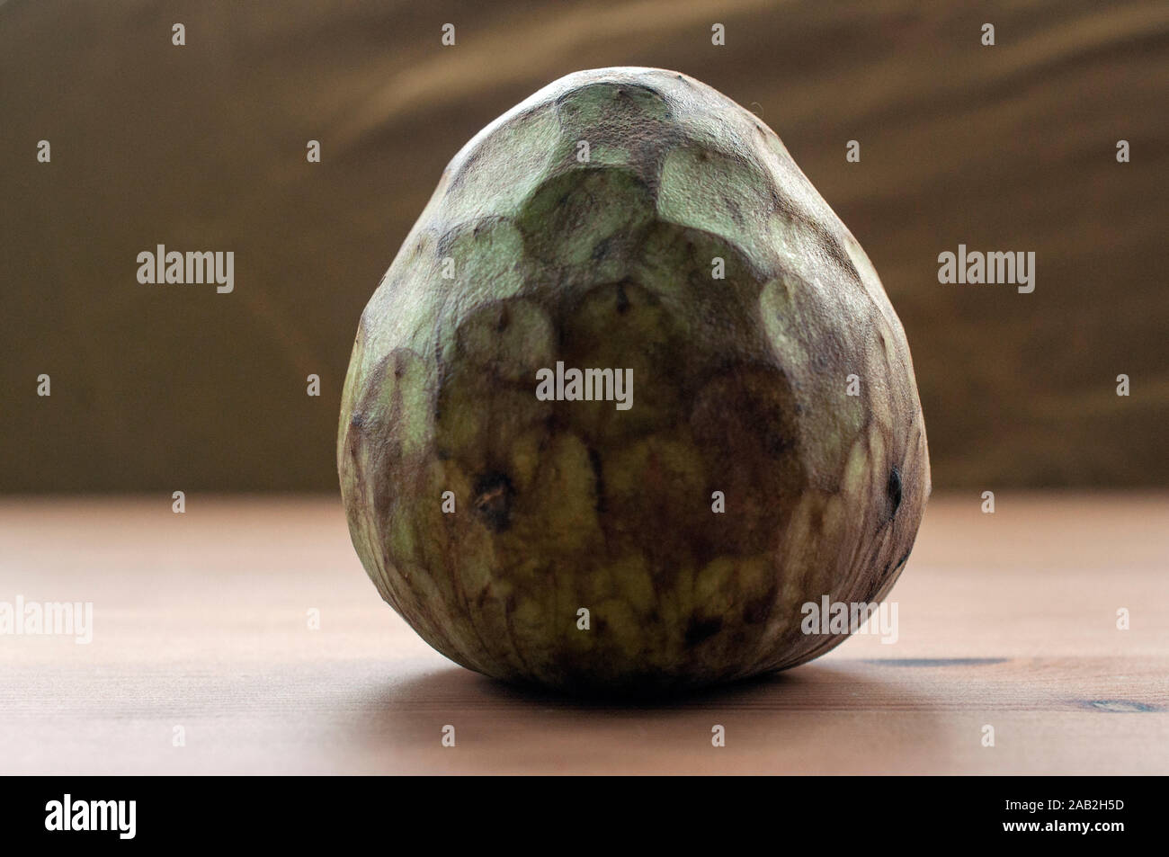 Macro shot di annona frutto da vicino (zucchero apple, anone, cherimoya, Annonaceae famiglia). I dolci di frutta tropicale è una buona fonte di vitamina C Foto Stock