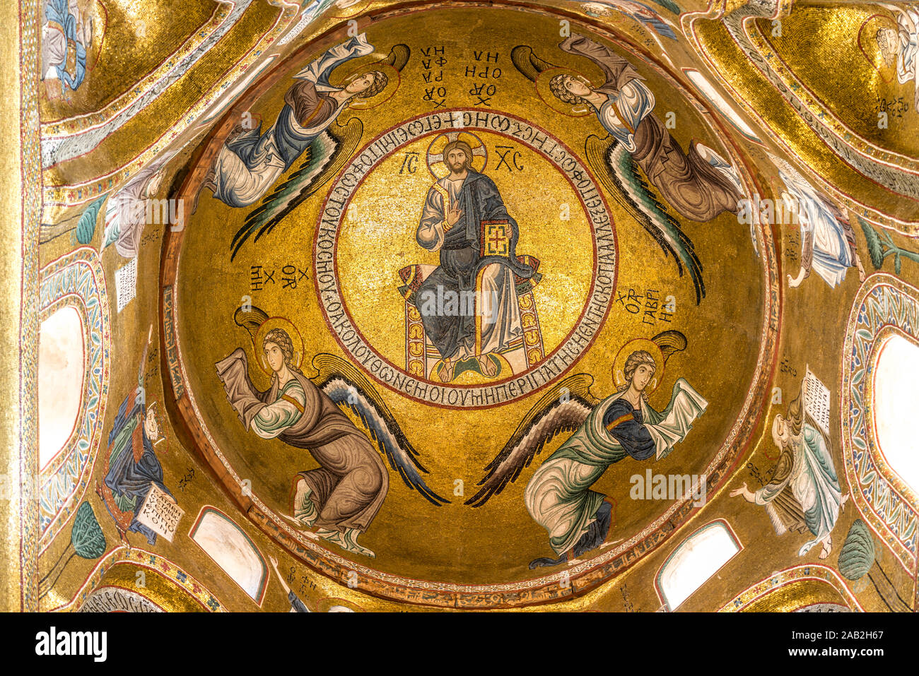 Byzantinische Deckenmosaike mit Jesus Christus als Pantokrator und im Erzengeln Innernraum der Kirche Santa Maria dell'Ammiraglio, Palermo, Sizilien, Foto Stock