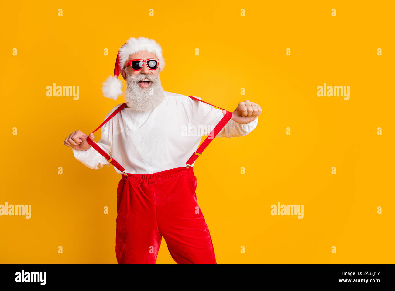 Cool funky santa claus party hard celebrazione di Natale godere X-mas tempo  newyear tirare autoreggenti pantaloni shirt isolate su luminoso colore di  sfondo Foto stock - Alamy