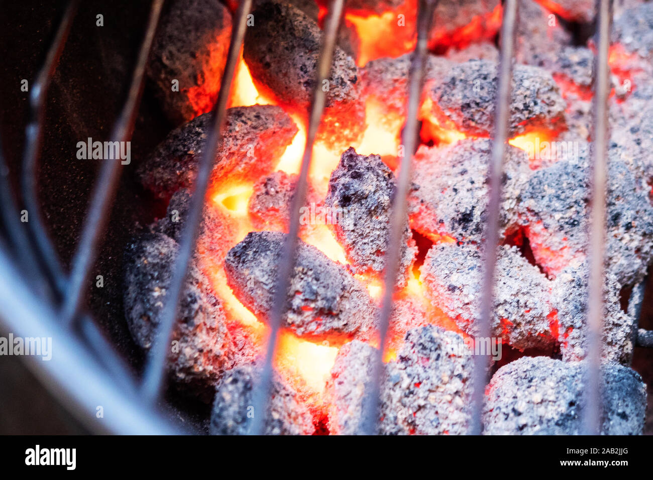 Carbone caldo carboni rosso di masterizzazione in un barbecue in Adelaide Australia Meridionale il 25 novembre 2019 Foto Stock