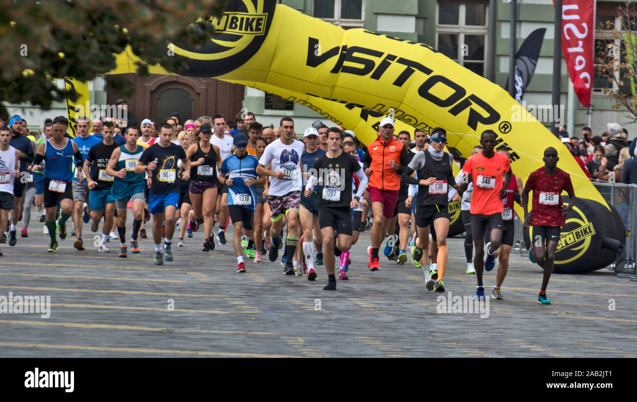 Di Zrenjanin, Serbia, Ottobre 06. 2019.Un folto gruppo di concorrenti inizia dalla linea di partenza alle 4 di Zrenjanin mezza maratona per le vie della città. Foto Stock