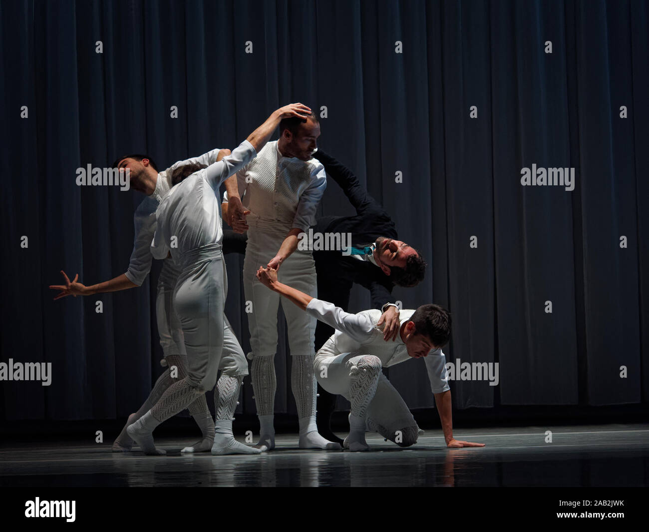 Società di Danza KUKAY DANTZA, Spagna esegue alla chiusura del festival della coreografia moderna IFMC 2019. Performance di danza "OSKARA'. Musica: Xabier ERKIZIA / Xabier ERKIZIA, Pablo GISBERT / Pablo GIZBERT. Editoriale. Foto Stock