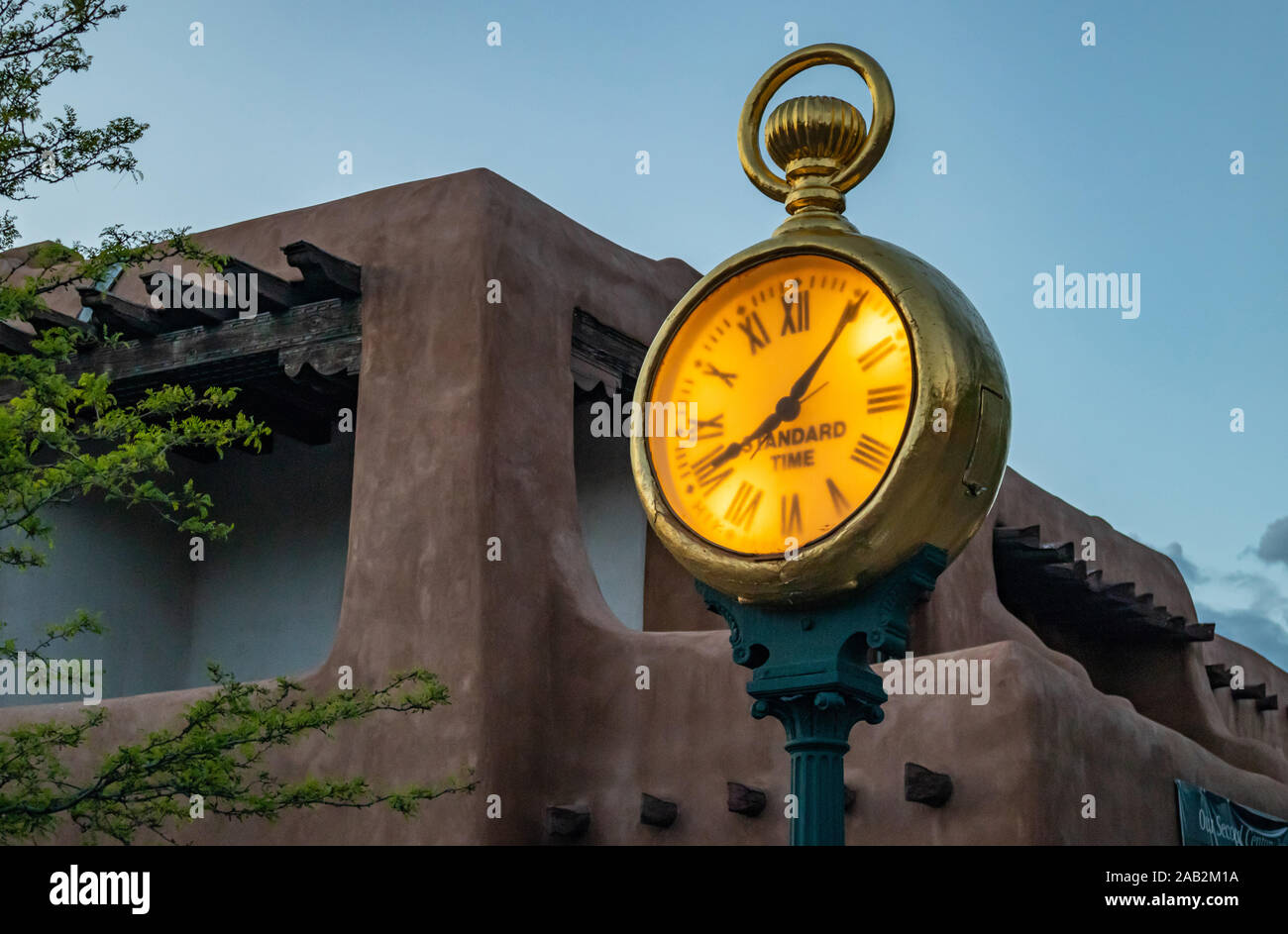 Oro orologio da tasca, vintage street orologio tempo standard del testo in Santa Fe city centre, edificio tradizionale e cielo blu al tramonto sfondo, Nuovo Messico Foto Stock