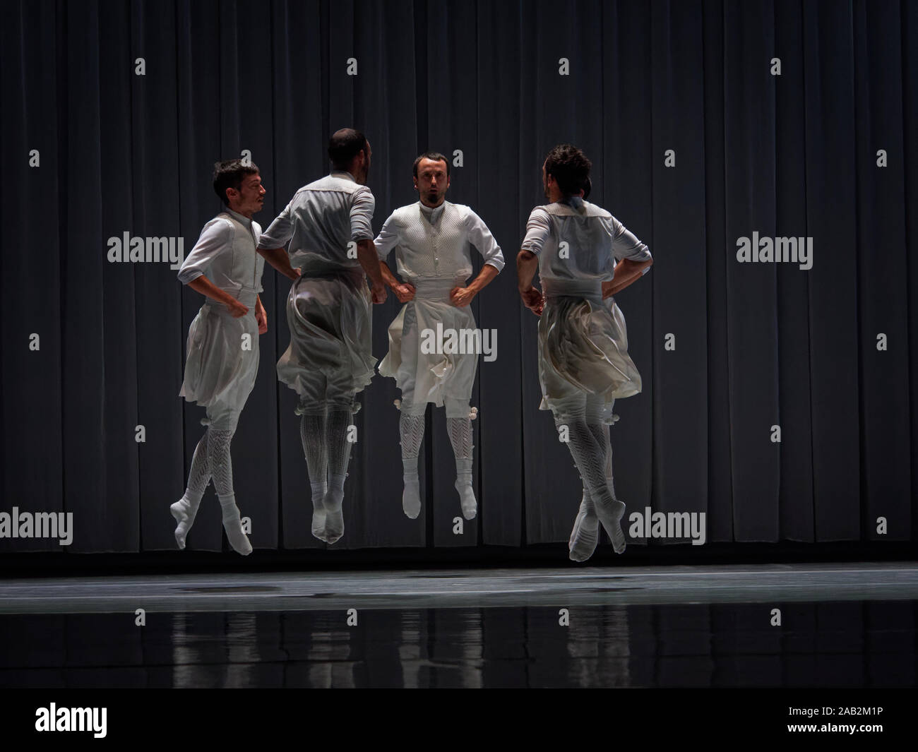 Società di Danza KUKAY DANTZA, Spagna esegue alla chiusura del festival della coreografia moderna IFMC 2019. Performance di danza "OSKARA'. Musica: Xabier ERKIZIA / Xabier ERKIZIA, Pablo GISBERT / Pablo GIZBERT. Editoriale. Foto Stock