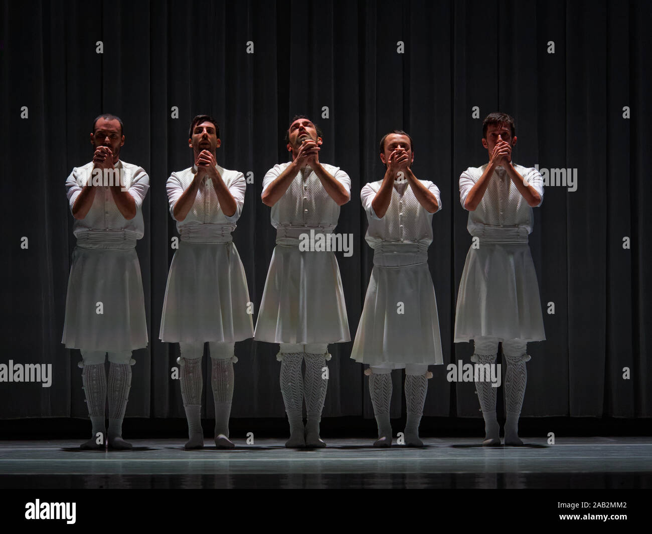 Società di Danza KUKAY DANTZA, Spagna esegue alla chiusura del festival della coreografia moderna IFMC 2019. Performance di danza "OSKARA'. Musica: Xabier ERKIZIA / Xabier ERKIZIA, Pablo GISBERT / Pablo GIZBERT. Editoriale. Foto Stock