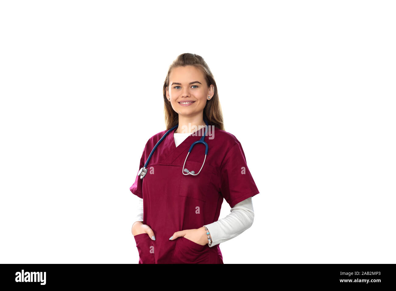 Giovani donne medico in uniforme medica con stetoscope isolati su sfondo bianco Foto Stock
