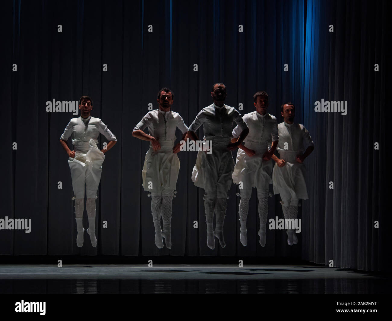 Società di Danza KUKAY DANTZA, Spagna esegue alla chiusura del festival della coreografia moderna IFMC 2019. Performance di danza "OSKARA'. Musica: Xabier ERKIZIA / Xabier ERKIZIA, Pablo GISBERT / Pablo GIZBERT. Editoriale. Foto Stock