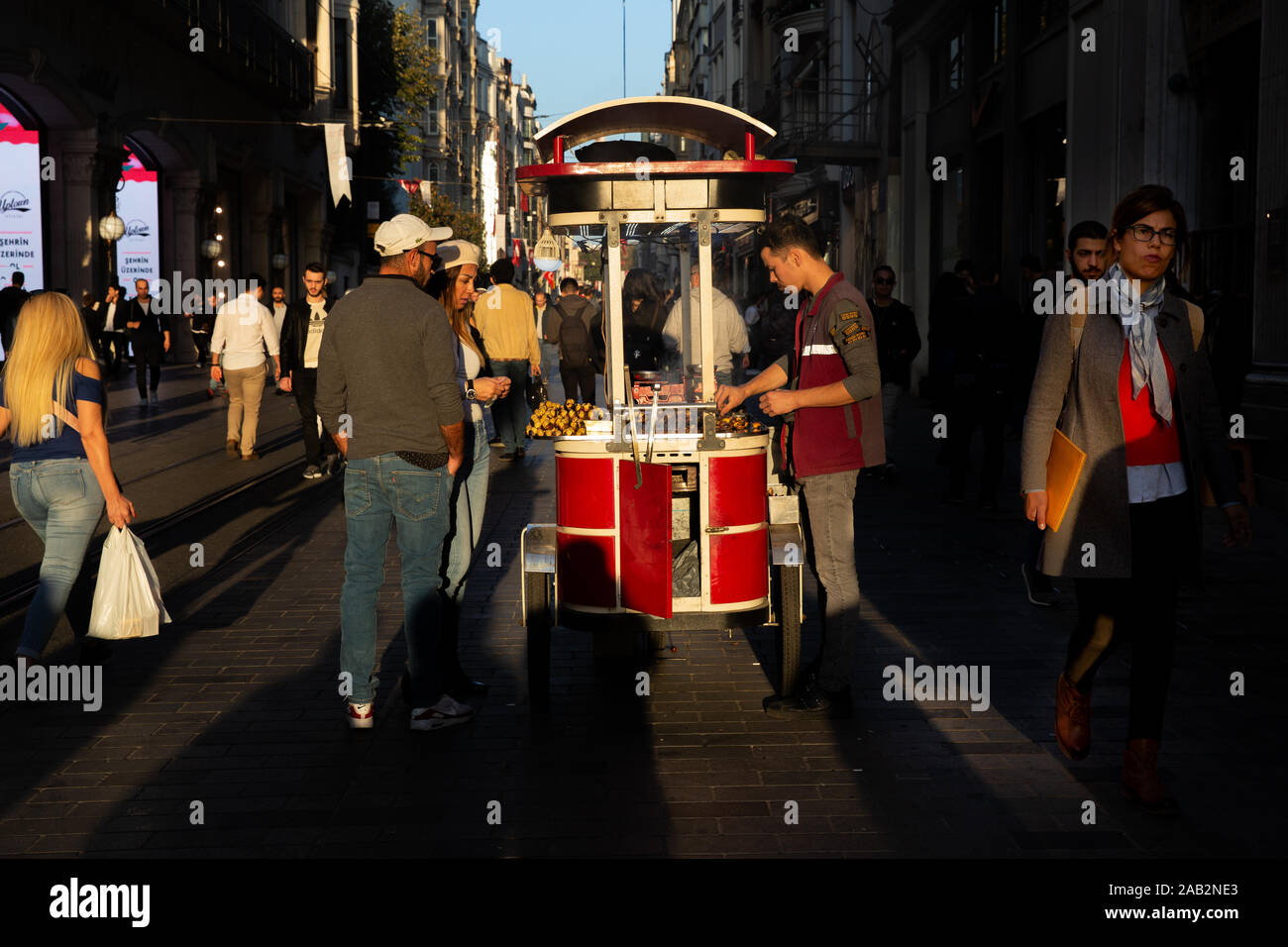 Istanbul, Turkey-Nov. 5, 2019: la gente a passeggiare e a fare shopping nel famoso e storico Istiklal Street nella città di Istanbul. La strada è sempre così occupato Foto Stock