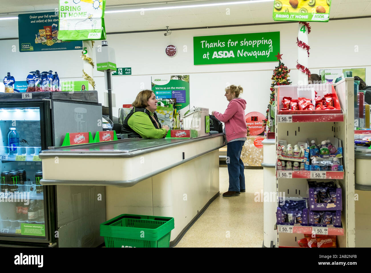 Il personale e i clienti all'interno di supermercati Asda a Newquay in Cornovaglia. Foto Stock