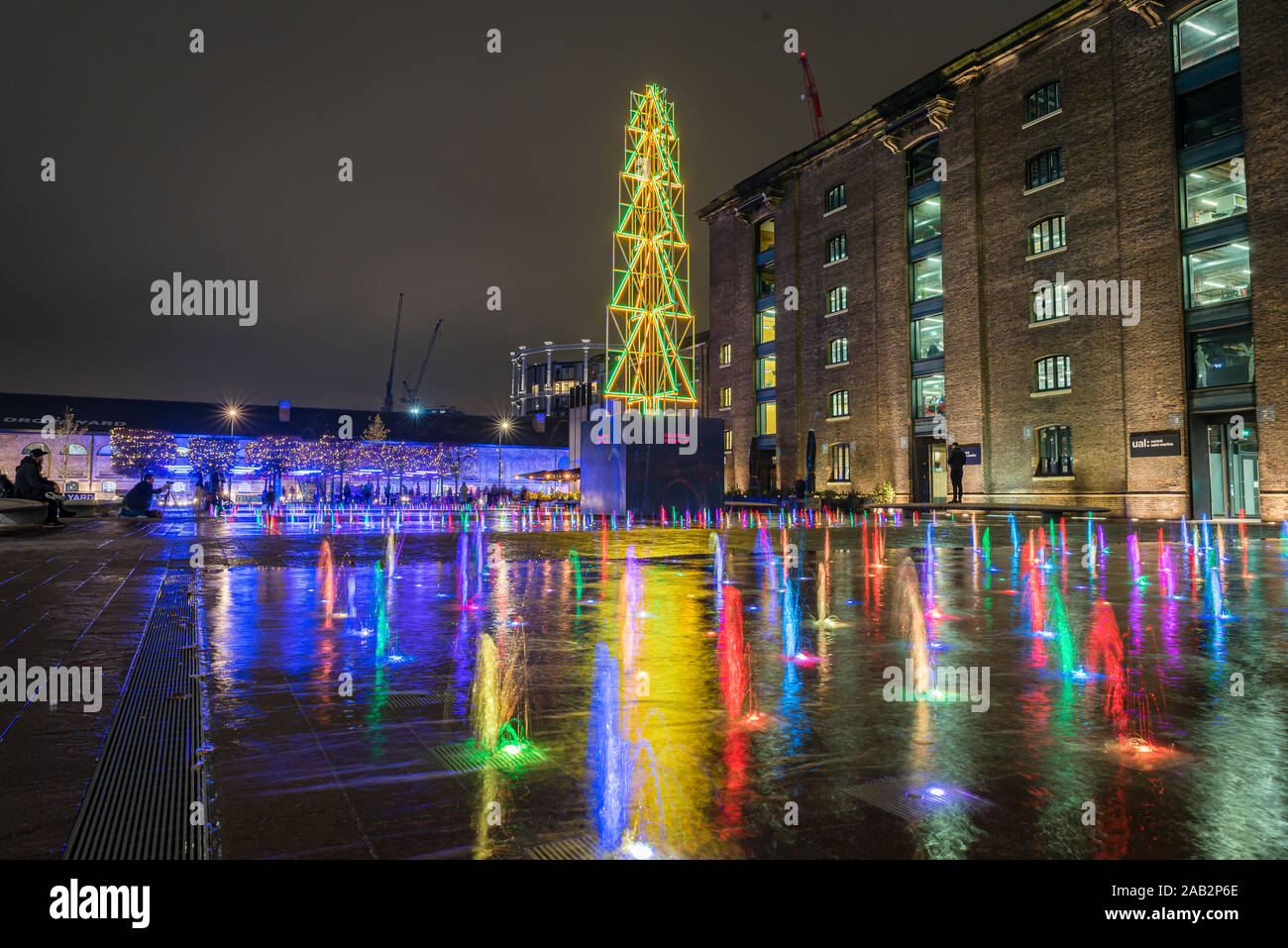 Albero di Natale in Piazza Granaio, Kings Cross, London, Regno Unito Foto Stock
