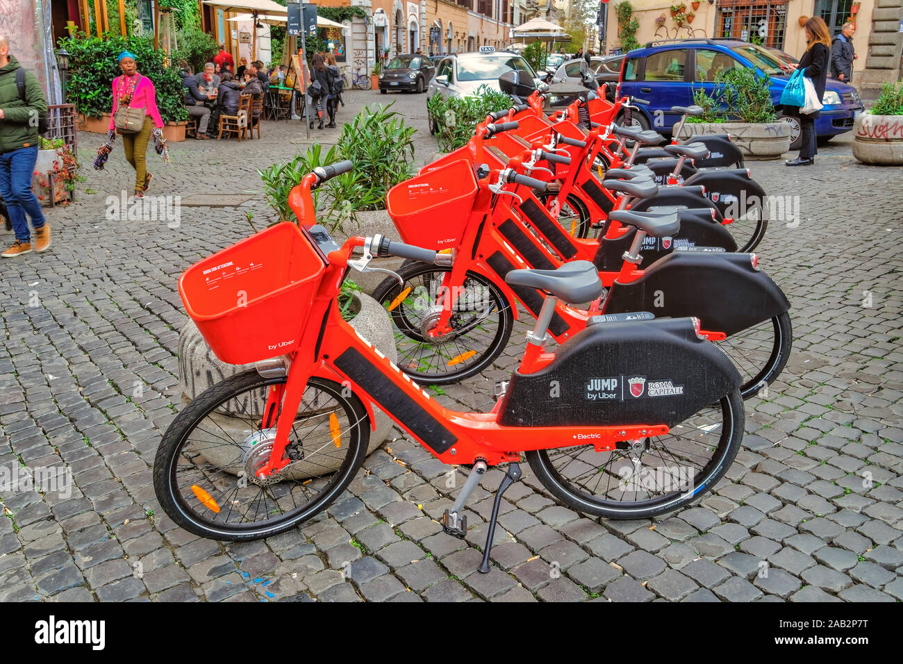 Roma, Italia rosso salto Uber-pedale assistere le biciclette parcheggiate.  Dockless bicicletta elettrica sistema di condivisione noleggi con cesto su  un marciapiede a Trastevere Foto stock - Alamy