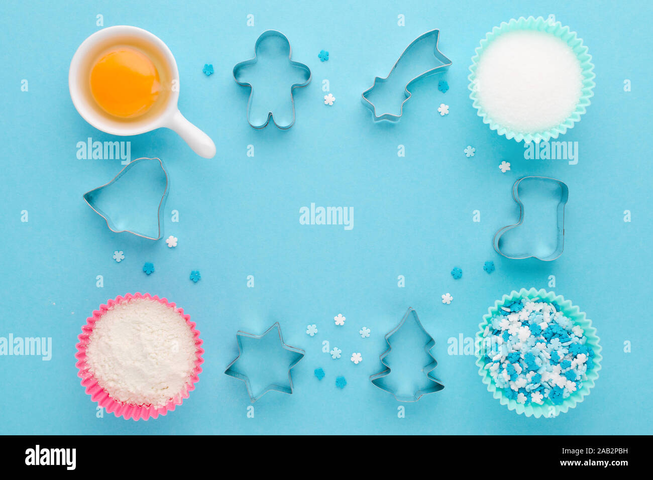 La cottura Ingredienti e cookie cutter su sfondo blu, laici piatta Foto Stock