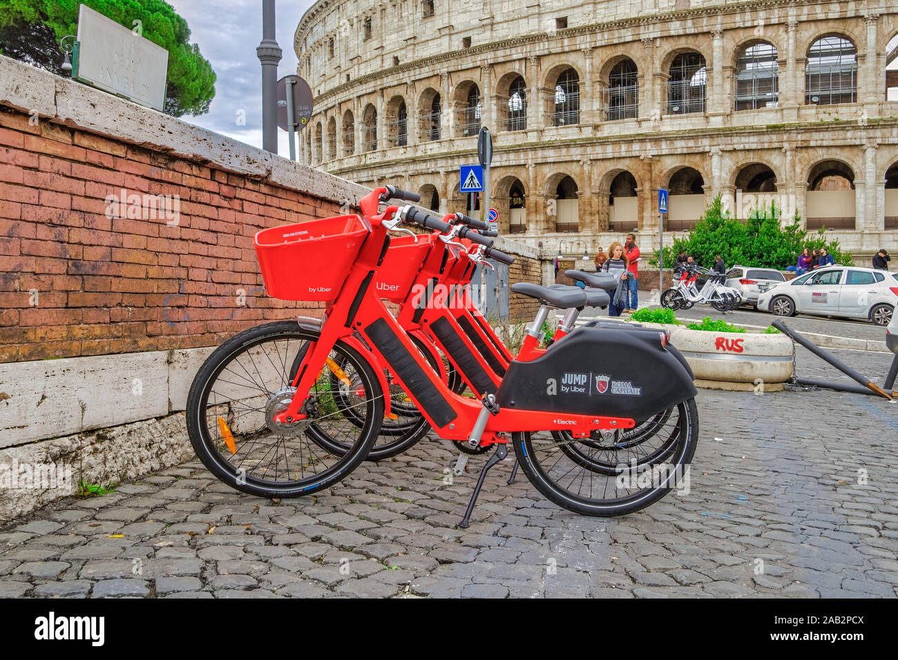 Roma, Italia rosso salto Uber-pedale assistere le biciclette parcheggiate.  Dockless bicicletta elettrica sistema di condivisione noleggi con cesto su  un marciapiede in zona Colosseo Foto stock - Alamy